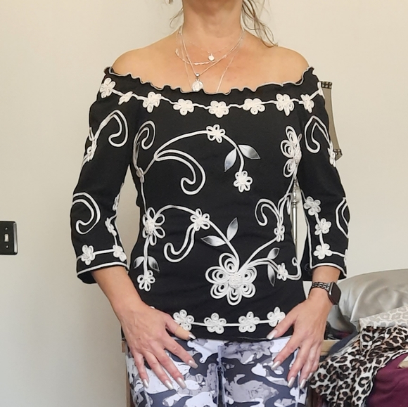 Beautiful blouse - Picture 1 of 7